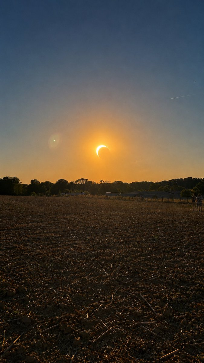 b1jam's tweet photo. Moment inoubliable de l’éclipse solaire du 12 août 2026, dans le champ des Nuits Étoilées, célèbre, tableau de Vincent Van Gogh, pont entre le festival d’Asnières-sur-Seine et la peinture d’Auvers-sur-Oise #Asnières #Auvers #NuitsÉtoilées https://t.co/PiawWVehFV