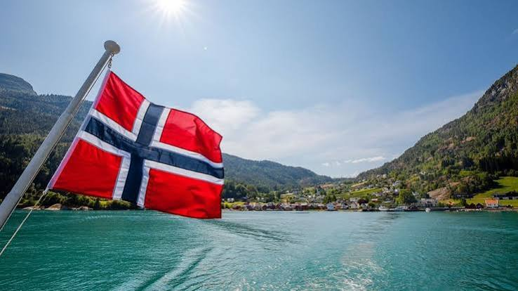UpsideMediaoff's tweet photo. 🚨🇳🇴 Le fonds souverain norvégien a gagné 160 milliards d'euros au premier semestre. Il pèse plus de 1 800 milliards d'euros pour 5,5 millions d'habitants, soit près de 300 000 euros par citoyen.

Ce gain est le plus important de son histoire en couronnes et correspond à un rendement de 9,4%, malgré une perte de 58 milliards d'euros au premier trimestre.

Fin juin, le fonds pesait 2 071 milliards d'euros, dont 72,1% en actions, qui ont rapporté 13% sur le semestre, tirées par les valeurs technologiques asiatiques.

Nicolai Tangen, son directeur, a déclaré : « Aucun pays dans l'histoire n'est parvenu à conserver durablement une fortune aussi considérable. Les fortunes finissent toujours par disparaître. »

Sa règle d'or depuis les années 70 : placer l'intégralité des revenus pétroliers, investir dans le monde entier, et ne dépenser qu'environ 3 % de la valeur du fonds chaque année, jamais le capital.

Le fonds est principalement composé de 3 classes d'actifs :
- Actions : 71,3% (dont ~40% en actions américaines)
- Obligations : 26,5%
- Immobilier : 1,7%

Les plus grosses positions actions
- Nvidia (~1,3% du capital de l'entreprise)
- Microsoft (~1,3%)
- Apple (~1,2%)
- Alphabet (Google)
- Amazon
- Nestlé (première non-américaine du top)

Le contraste avec la France est brutal : une dette de plus de 3 460 milliards d'euros, un déficit 2025 de 152 milliards et 67 milliards d'intérêts, devenus le premier poste de dépense de l'État.
