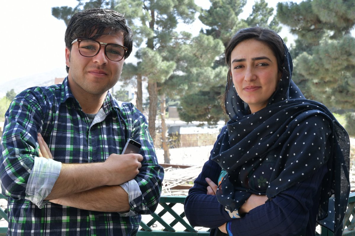 rasuli_behzad's tweet photo. صوفیا امروز آسمانی شد. به صفحه پیام‌ها رفتم و دیدم که این تصویر را سال‌ها پیش برایم فرستاده بود. 
خبرنگار توانا و مستعدی بود. من این همه تواضع و متانت، معصومیت و مهربانی را در کمتر کسی دیده بودم. سختی‌های بی‌شماری کشید و جور زمانه را بر دوش داشت. خداوند بیامرزدش و جایش بهشت باد! https://t.co/MzVyb9xDEc