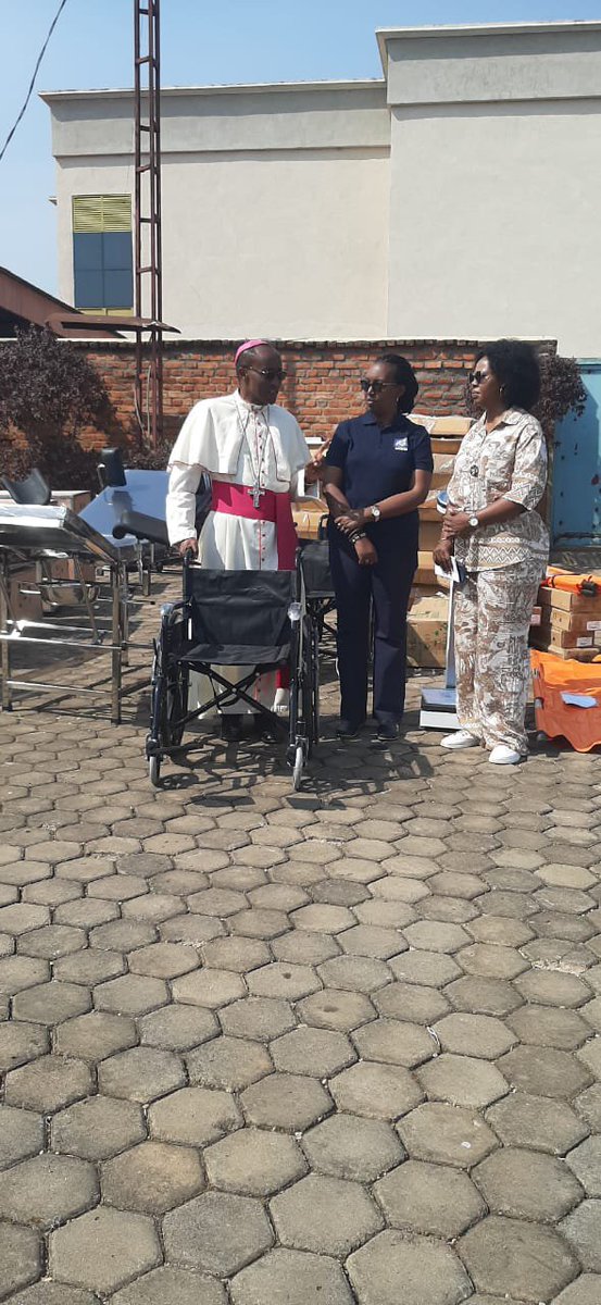 Kinyamateka_KM's tweet photo. Kuri uyu wa gatatu tariki ya 12 Kanama 2026, Umuyobozi Mukuru wa BUFMAR Madame GAHONGAYIRE Monique, ari kumwe n'Umwepiskopi wa Diyosezi Gatolika ya Cyangugu, Mgr Edouard SINAYOBYE, hamwe n’Umuyobozi w’Akarere ka Rusizi wungirije ushinzwe Imibereho myiza y’Abaturage, bashyikirije Ikigo Nderabuzima cya Nkombo ubwato bw’imbangukiragutabara, hamwe n’ibindi bikoresho by’ibanze byifashishwa mu buvuzi birimo ibitanda byo kubyarizaho ababyeyi, intebe zo gutwara abarwayi batabasha kwigenza, frigo zo kubika imiti ikeneye kubikwa ahakonje cyane n" ibindi

Ibi bikoresho byatanzwe na BUFMAR, bigamije gufasha ibigo nderabuzima kunoza serivisi zihabwa abaturage.

Muri rusange, ibikoresho byashyikirijwe ibigo nderabuzima 29  bikorera mu Turere twa Rusizi na Nyamasheke, bifite agaciro ka miliyoni 37,263,000 Frw.

Ni igikorwa kiri muri gahunda ya BUFMAR yo kongerera ubushobozi amavuriro   hirya no hino mu Rwanda.

BUFMAR yashinzwe mu mwaka wa 1975, ikaba ihuriweho na Kiliziya Gatolika ndetse n’amatorero y’Abaporotesitanti afite amavuriro akorana na Leta kubw'amasezerano mu guteza imbere serivisi z’ubuzima.

 Kugeza ubu, abanyamuryango ba BUFMAR bafite ibigo nderabuzima 145 n’ibitaro 18 mu Rwanda.
Mu Turere twa Rusizi na Nyamasheke, abanyamuryango ba  BUFMAR bafite  ibigo nderabuzima 29 ndetse n’ibitaro bibiri, ari byo Ibitaro bya Kibogora na Mibilizi.

Ubwato bw’imbangukiragutabara bwashyikirijwe Ikigo Nderabuzima cya Nkombo bufite umwihariko wo gufasha mu gutwara abarwayi bakeneye ubutabazi bwihuse,  bakeneye kugera ku bitaro cyangwa ku bindi bigo nderabuzima bibafasha.