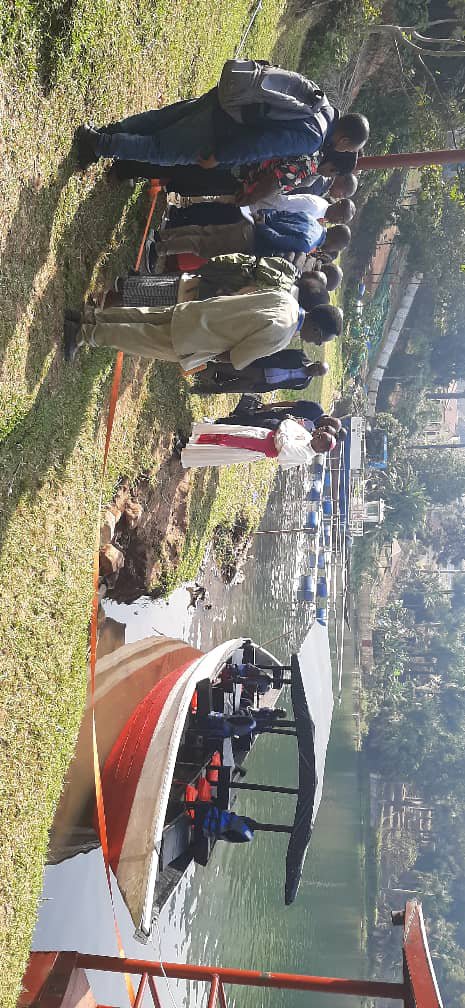 Kinyamateka_KM's tweet photo. Kuri uyu wa gatatu tariki ya 12 Kanama 2026, Umuyobozi Mukuru wa BUFMAR Madame GAHONGAYIRE Monique, ari kumwe n'Umwepiskopi wa Diyosezi Gatolika ya Cyangugu, Mgr Edouard SINAYOBYE, hamwe n’Umuyobozi w’Akarere ka Rusizi wungirije ushinzwe Imibereho myiza y’Abaturage, bashyikirije Ikigo Nderabuzima cya Nkombo ubwato bw’imbangukiragutabara, hamwe n’ibindi bikoresho by’ibanze byifashishwa mu buvuzi birimo ibitanda byo kubyarizaho ababyeyi, intebe zo gutwara abarwayi batabasha kwigenza, frigo zo kubika imiti ikeneye kubikwa ahakonje cyane n" ibindi

Ibi bikoresho byatanzwe na BUFMAR, bigamije gufasha ibigo nderabuzima kunoza serivisi zihabwa abaturage.

Muri rusange, ibikoresho byashyikirijwe ibigo nderabuzima 29  bikorera mu Turere twa Rusizi na Nyamasheke, bifite agaciro ka miliyoni 37,263,000 Frw.

Ni igikorwa kiri muri gahunda ya BUFMAR yo kongerera ubushobozi amavuriro   hirya no hino mu Rwanda.

BUFMAR yashinzwe mu mwaka wa 1975, ikaba ihuriweho na Kiliziya Gatolika ndetse n’amatorero y’Abaporotesitanti afite amavuriro akorana na Leta kubw'amasezerano mu guteza imbere serivisi z’ubuzima.

 Kugeza ubu, abanyamuryango ba BUFMAR bafite ibigo nderabuzima 145 n’ibitaro 18 mu Rwanda.
Mu Turere twa Rusizi na Nyamasheke, abanyamuryango ba  BUFMAR bafite  ibigo nderabuzima 29 ndetse n’ibitaro bibiri, ari byo Ibitaro bya Kibogora na Mibilizi.

Ubwato bw’imbangukiragutabara bwashyikirijwe Ikigo Nderabuzima cya Nkombo bufite umwihariko wo gufasha mu gutwara abarwayi bakeneye ubutabazi bwihuse,  bakeneye kugera ku bitaro cyangwa ku bindi bigo nderabuzima bibafasha.