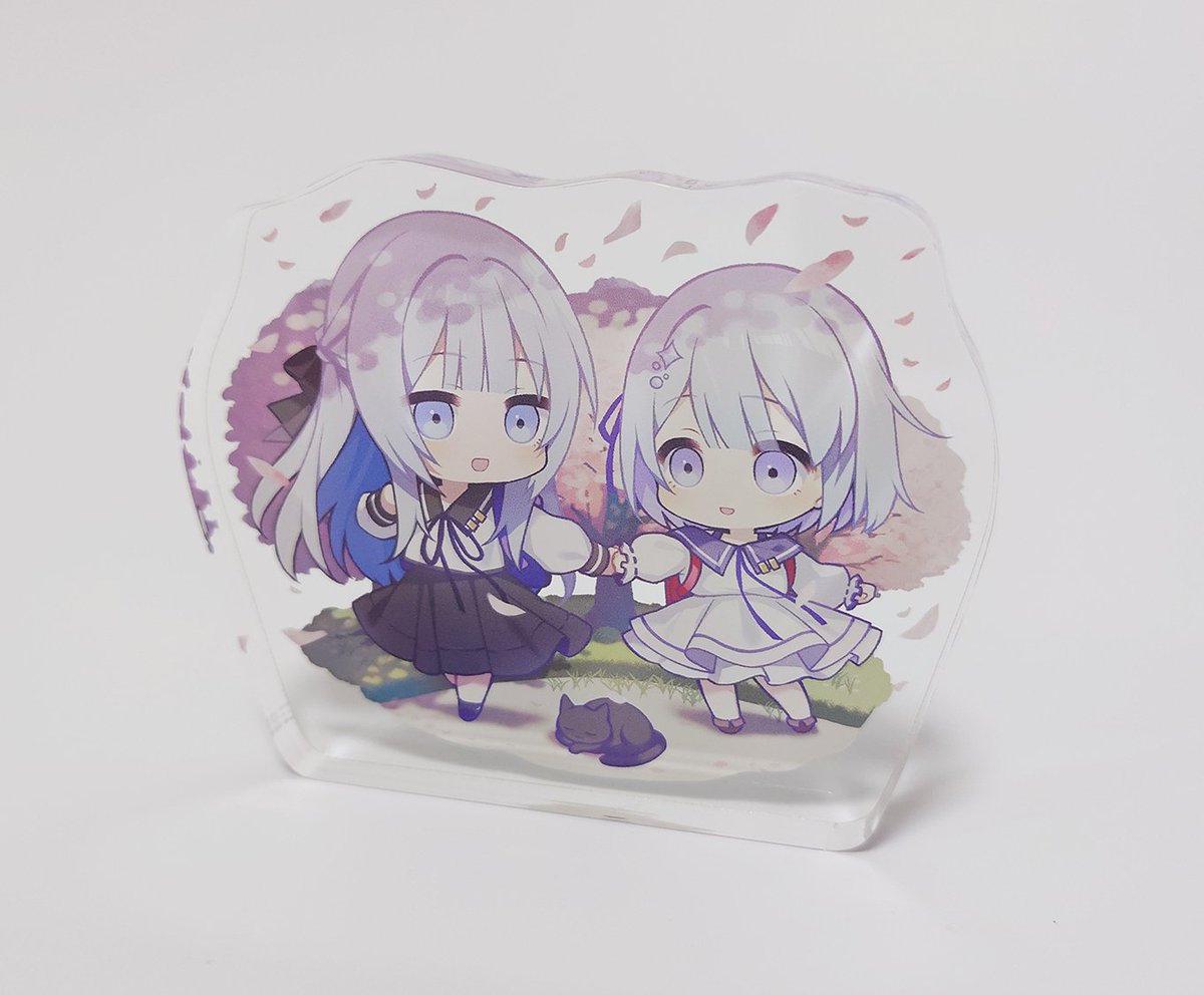 sumikawaT's tweet photo. SDアクリルブロック現物届きました！厚さ１cmで自立して立てるタイプです、特注規格で作ったので置くと存在感ある。
登校してる二人の姿がかわいいね… https://t.co/TNqT0fd9VE