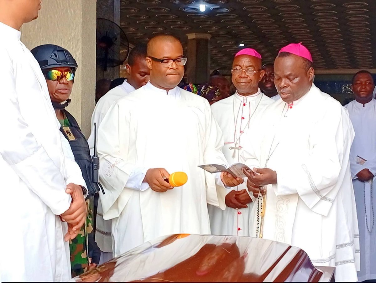 FrUgochukwu's tweet photo. The moment the body of late Archbishop Augustine Akubeze was brought to Holy Cross Cathedral, Benin City for the Vigil Mass.

Requiem aeternam dona ei Domine🙏🏿 https://t.co/aLbWtNpLPT