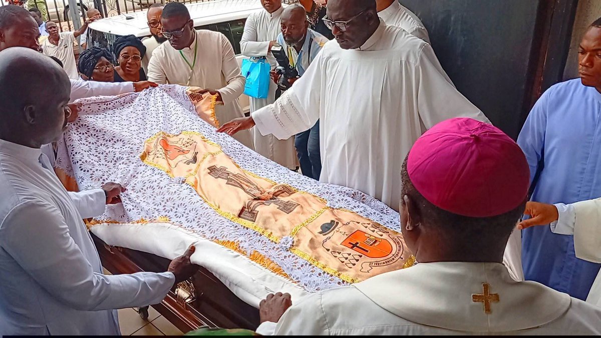 FrUgochukwu's tweet photo. The moment the body of late Archbishop Augustine Akubeze was brought to Holy Cross Cathedral, Benin City for the Vigil Mass.

Requiem aeternam dona ei Domine🙏🏿 https://t.co/aLbWtNpLPT