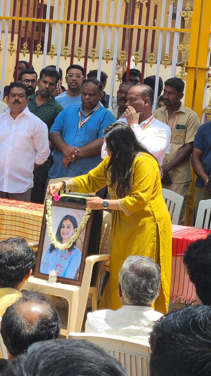tapasadhikary's tweet photo. It's been a little more than 24 hours since she passed away. She had a fatal accident at a place called Ananthnagar, Bengaluru, which is less than a Kilometer from my place.

SHE DIED OUT OF NEGLIGENCE. Not by her, but by many others.

In this entire surrounding area, there is nothing called a road. Everything is dug up: huge pits, a sloshy, muddy pathway when rains have made it impossible to walk and live.

Kids take their lives in their hands when they have to go to school or return. The same conditions for parents, old grandparents. Everyone who lives in Kammasandra, Bommansandra, and Ananthnagaer areas is aware that they will either get injured or have a fatal fate anytime.

A mom of a 3-year-old, a wife, daughter died out of nothing... other than the corruption and negligence.

We don't deserve to live like this or die like this in this country. We absolutely don't. We are not asking for things for free. We pay for everything, every second, expecting at least the basic needs to be fulfilled... and the authorities fail us every time.

I do not usually write any posts like this, or indulge in the never-ending political loops... but what is happening here is absolutely cruel, horrible, and inhuman.

Rest in Peace, Medha.