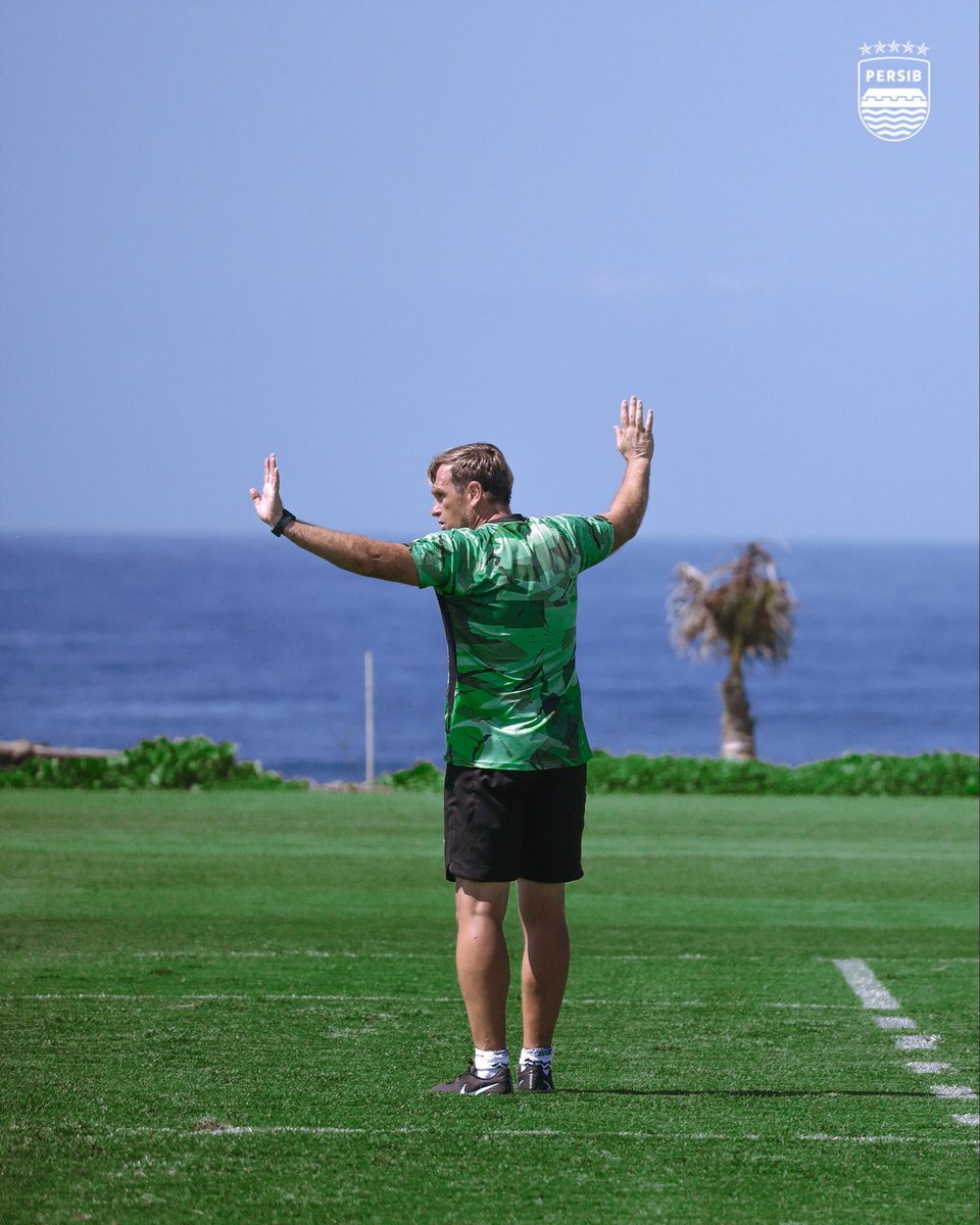 persib's tweet photo. Hari kedua Training Camp di Bali berjalan dengan ritme yang lebih intensπ₯
Sesi latihan #PERSIB kali ini berfokus pada kekuatan dan mobilitas. Para pemain berlatih dengan penuh antusias untuk membangun kesiapan menghadapi musim baru.
Berguinho dan Ramon Tanque pun mulai kembali ke lapangan. Keduanya menjalani sesi terpisah sebagai bagian dari proses pemulihan untuk kembali bersama timππ