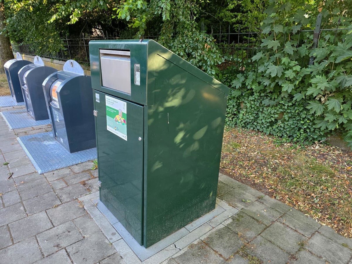 ArnhemDirect's tweet photo. Grote afvaloperatie in Arnhem: bijna 400 nieuwe ondergrondse containers op komst

ARNHEM – Arnhem staat voor een flinke afvaloperatie. De gemeente plaatst de komende maanden bijna 400 nieuwe ondergrondse containers voor groente-, fruit-, etensresten en tuinafval (gfe+t). De werkzaamheden beginnen eind september en lopen door tot begin maart 2027. Uiteindelijk komen de containers verspreid over een groot deel van Arnhem te staan.

Het hele artikel is de te lezen op de website van de Arnhemche Courant