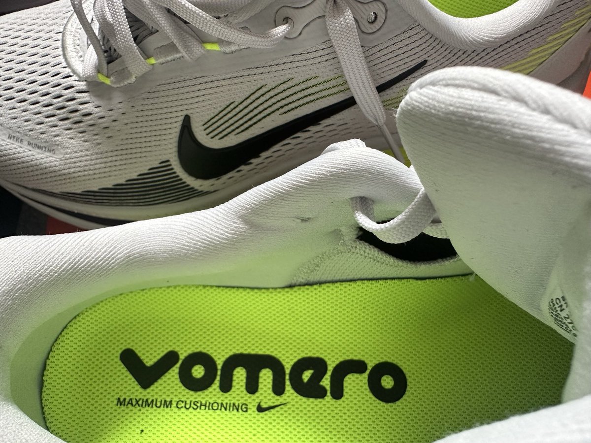 kgmdtxg's tweet photo. NIKEボメロ18購入
NIKE RUNアプリにシューズ登録完了
この靴で500km走破を目標にセット
テンション上がるわ最高 https://t.co/PFKJnfeMYw