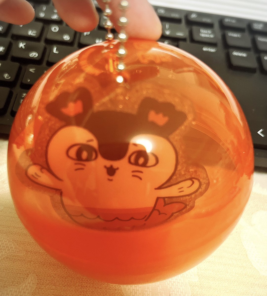 p_247247_b's tweet photo. ラメアクリルキーホルダー、開けたら紙が2枚入ってたんだけど、これって誰かが入ってないのかもな…って心配( ´•ᴗ•ก )💦

セイレーンちゃんへの気持ちが歪んでいるので、カプセルに閉じ込めちゃうのもアリだな…？って魔改造してしまった
ごめんね
でも汚れたりかすれたりしなくて良さそうだなって https://t.co/epsivFZ1vB