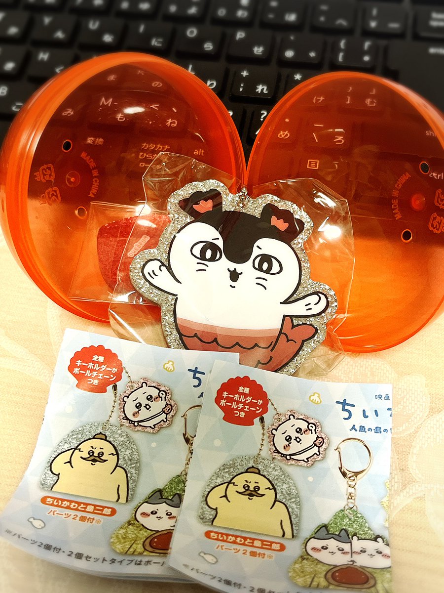 p_247247_b's tweet photo. ラメアクリルキーホルダー、開けたら紙が2枚入ってたんだけど、これって誰かが入ってないのかもな…って心配( ´•ᴗ•ก )💦

セイレーンちゃんへの気持ちが歪んでいるので、カプセルに閉じ込めちゃうのもアリだな…？って魔改造してしまった
ごめんね
でも汚れたりかすれたりしなくて良さそうだなって https://t.co/epsivFZ1vB