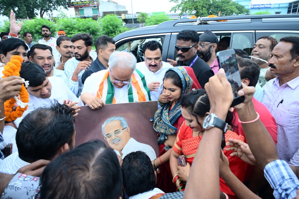 bhupeshbaghel's tweet photo. आज पिथौरा आगमन पर कांग्रेस के साथियों द्वारा आत्मीय स्वागत हेतु आभार। 

आप सभी का प्यार और आशीर्वाद यूंही बना रहे। https://t.co/ll3LWfsJPI