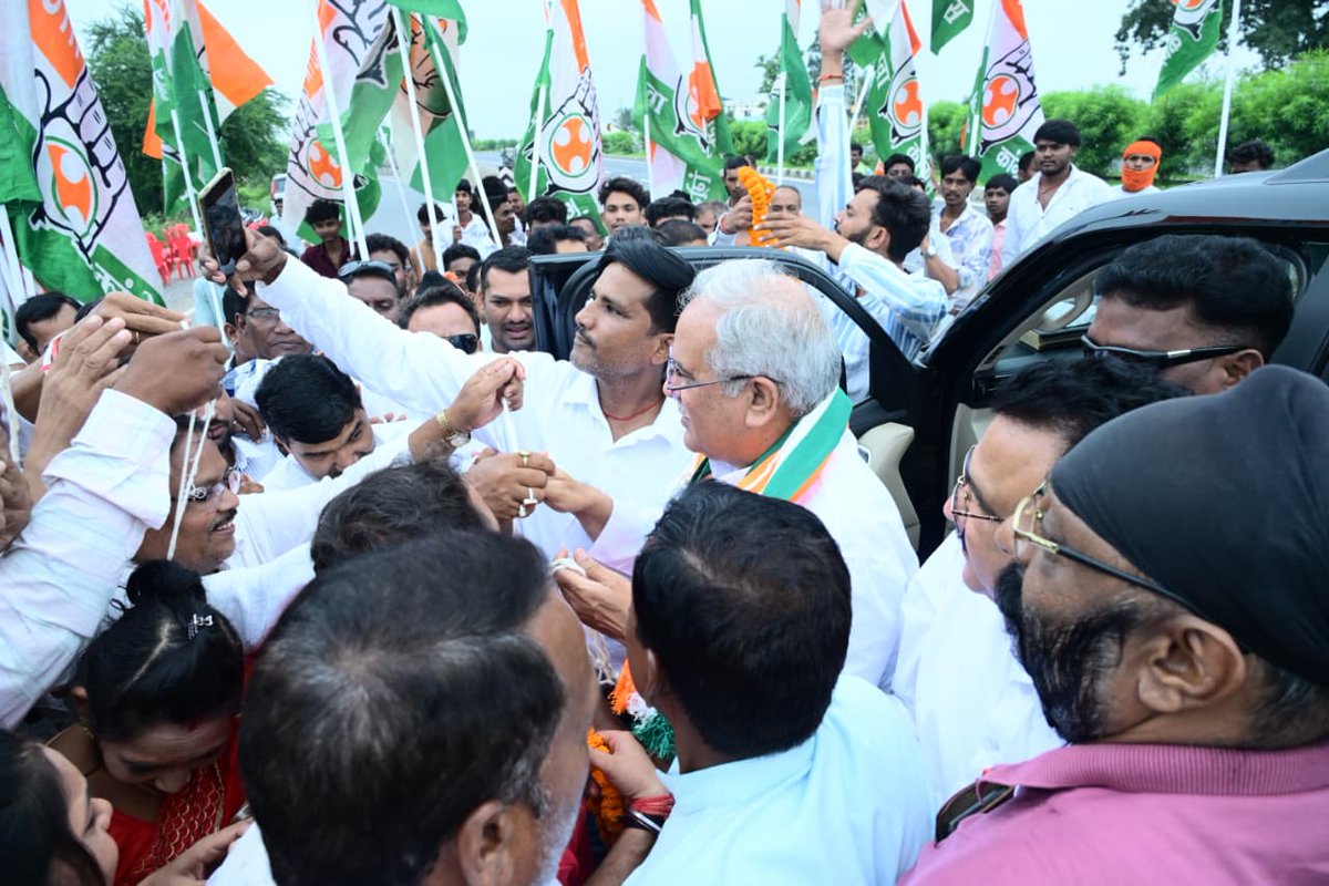 bhupeshbaghel's tweet photo. आज पिथौरा आगमन पर कांग्रेस के साथियों द्वारा आत्मीय स्वागत हेतु आभार। 

आप सभी का प्यार और आशीर्वाद यूंही बना रहे। https://t.co/ll3LWfsJPI