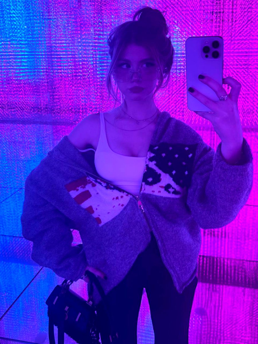 sLizaRinn's tweet photo. my little face shuts ur brain down. be my obedient paypig 🤍💋🖤
#goon #paypig #simp #goddes #brat #faceporn #lips #tongue https://t.co/9PdcHgP3RM