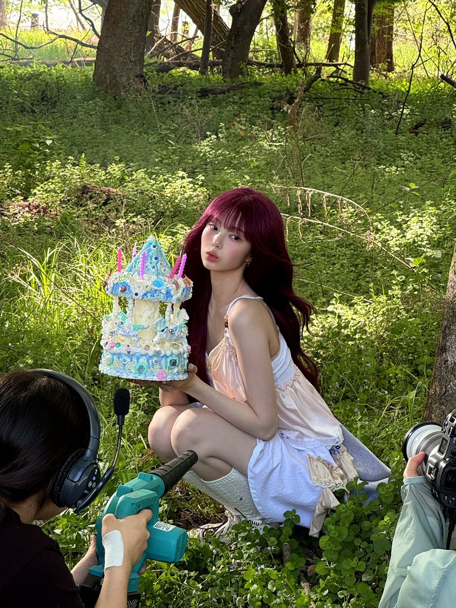 whiteAngell0009's tweet photo. イアンちゃんのオフショット写真ちょい美貌が異次元。やぱこゆ引きの絵だと、いつも以上に骨格の異常性が浮き彫りになって度肝抜かされる…輪郭なんて有り得ぬ程なめらかな曲線で理想すぎる https://t.co/0g53gA5l9m