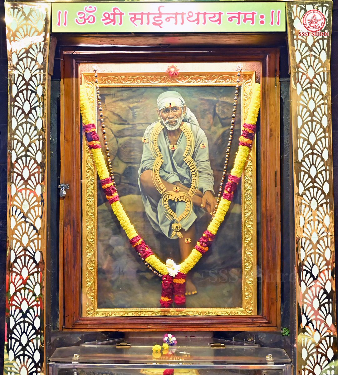 SSSTShirdi's tweet photo. *!! ॐ साई राम !!*
*श्री साईबाबा संस्थान विश्वस्त व्यवस्था,शिर्डी*
*!! ॐ Sai Ram !!*
*Shri Saibaba Sansthan Trust, Shirdi*
≈≈≈≈≈≈≈≈≈≈≈≈≈≈≈≈≈ 
*आरती :-माध्यान्ह आरती*
*गुरुवार १३ ऑगस्ट २०२६*  
*Aarti :-Madhyan Aarti*
*Thursday 13 Aug 2026* https://t.co/1zIzfPQZam