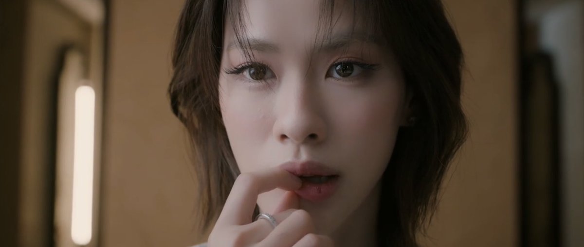 wishfultea_'s tweet photo. หนึ่งในซีนที่ถูกพูดถึงมากที่สุดของ EP.1 คือฉากความสัมพันธ์ระหว่างจันทร์กับคีย์ และแน่นอนว่าความเห็นของคนดูก็มีทั้งฝั่งที่ชอบ และฝั่งที่รู้สึกว่าซีนถูกตัดสลับจนขาดตอน หรืออยากให้เล่าแบบต่อเนื่องและจัดเต็มกว่านี้

แต่สำหรับเรา รู้สึกว่าการเลือกเล่าของผู้กำกับมีรายละเอียดที่น่าสนใจกว่านั้น คือวิธีที่ผู้กำกับเลือก “มอง” ตัวละคร

ซีนของจันทร์กับคีย์ไม่ได้พยายามสร้างความเร่าร้อนด้วยการถ่ายให้เห็นทุกอย่าง แต่ใช้ “เศษเสี้ยวของสัมผัส” แทน ทั้งการจูบ การแนบตัว การขบริมฝีปากเบาๆ แล้วดึงนิดๆ รวมถึงสายตา ระยะห่าง และ reaction ของทั้งคู่

กล้องเลือกเก็บรายละเอียดเล็กๆเหล่านี้ แล้วนำมาตัดสลับกับภาพจันทร์ในเช้าวันถัดมา ทำให้เราไม่ได้รู้สึกเหมือนกำลังดูเหตุการณ์เมื่อคืนแบบต่อเนื่อง แต่เหมือนกำลังเข้าไปอยู่ใน “ความทรงจำของจันทร์”

มัน elegant มาก เพราะมันเปลี่ยนความหมายของเลิฟซีนจาก “เมื่อคืนสองคนทำอะไรกัน” เป็น “เมื่อคืนเกิดอะไรขึ้นกับความรู้สึกของจันทร์” ซึ่งเป็นคนละเรื่องกันเลย

และสิ่งที่ทำให้มันทำงานกับเรามากคือเอมี่กับบอนนี่ไม่ได้เล่นเหมือนกำลัง “แสดงความเซ็กซี่” ให้เราดู แต่เหมือนตัวละครกำลังตอบสนองต่อกันจริงๆ สายตาของอีกคนกลายเป็นแรงส่งให้อีกคนขยับเข้าใกล้ และความไว้เนื้อเชื่อใจในการทำงานร่วมกัน ทำให้ฉากนี้มีทั้งความละมุน อบอุ่น และความเย้ายวนในระดับที่กำลังพอดี ให้คนดูได้จินตนาการต่อ

นี่คือจุดที่เราชอบงานกำกับของพี่ฝนมาก เพราะเค้าไม่ได้ใช้กล้องบอกคนดูว่าตรงนี้ต้องเซ็กซี่นะ แต่สร้างจังหวะให้คนดูสัมผัสมันได้ด้วยตัวเอง มันเลยมีความ sensual มากกว่า sexual และยังคงเป็นส่วนหนึ่งของการเล่าเรื่อง 

สิ่งที่น่าสนใจที่สุดคือความรู้สึกวูบวาบที่มันจงใจทิ้งเอาไว้ให้เราคิดต่อ เราต้องเป็นคนพามันไปต่อในหัวของตัวเอง และสำหรับเรา นี่แหละคือเสน่ห์ของการกำกับเลิฟซีนที่เทสมาก

#MoonshadowSeriesEP1