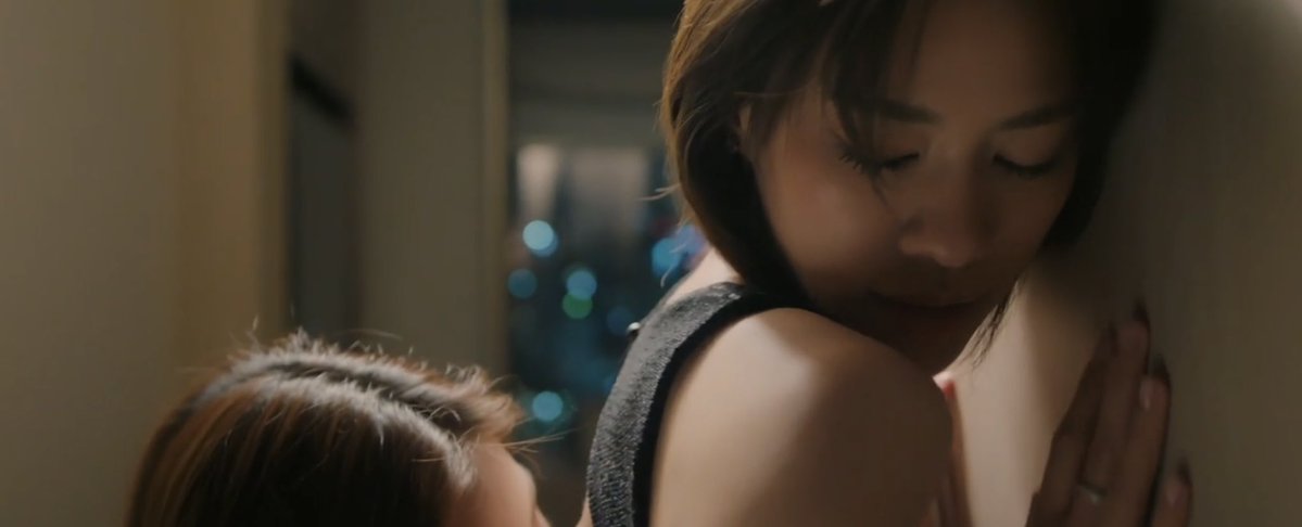 wishfultea_'s tweet photo. หนึ่งในซีนที่ถูกพูดถึงมากที่สุดของ EP.1 คือฉากความสัมพันธ์ระหว่างจันทร์กับคีย์ และแน่นอนว่าความเห็นของคนดูก็มีทั้งฝั่งที่ชอบ และฝั่งที่รู้สึกว่าซีนถูกตัดสลับจนขาดตอน หรืออยากให้เล่าแบบต่อเนื่องและจัดเต็มกว่านี้

แต่สำหรับเรา รู้สึกว่าการเลือกเล่าของผู้กำกับมีรายละเอียดที่น่าสนใจกว่านั้น คือวิธีที่ผู้กำกับเลือก “มอง” ตัวละคร

ซีนของจันทร์กับคีย์ไม่ได้พยายามสร้างความเร่าร้อนด้วยการถ่ายให้เห็นทุกอย่าง แต่ใช้ “เศษเสี้ยวของสัมผัส” แทน ทั้งการจูบ การแนบตัว การขบริมฝีปากเบาๆ แล้วดึงนิดๆ รวมถึงสายตา ระยะห่าง และ reaction ของทั้งคู่

กล้องเลือกเก็บรายละเอียดเล็กๆเหล่านี้ แล้วนำมาตัดสลับกับภาพจันทร์ในเช้าวันถัดมา ทำให้เราไม่ได้รู้สึกเหมือนกำลังดูเหตุการณ์เมื่อคืนแบบต่อเนื่อง แต่เหมือนกำลังเข้าไปอยู่ใน “ความทรงจำของจันทร์”

มัน elegant มาก เพราะมันเปลี่ยนความหมายของเลิฟซีนจาก “เมื่อคืนสองคนทำอะไรกัน” เป็น “เมื่อคืนเกิดอะไรขึ้นกับความรู้สึกของจันทร์” ซึ่งเป็นคนละเรื่องกันเลย

และสิ่งที่ทำให้มันทำงานกับเรามากคือเอมี่กับบอนนี่ไม่ได้เล่นเหมือนกำลัง “แสดงความเซ็กซี่” ให้เราดู แต่เหมือนตัวละครกำลังตอบสนองต่อกันจริงๆ สายตาของอีกคนกลายเป็นแรงส่งให้อีกคนขยับเข้าใกล้ และความไว้เนื้อเชื่อใจในการทำงานร่วมกัน ทำให้ฉากนี้มีทั้งความละมุน อบอุ่น และความเย้ายวนในระดับที่กำลังพอดี ให้คนดูได้จินตนาการต่อ

นี่คือจุดที่เราชอบงานกำกับของพี่ฝนมาก เพราะเค้าไม่ได้ใช้กล้องบอกคนดูว่าตรงนี้ต้องเซ็กซี่นะ แต่สร้างจังหวะให้คนดูสัมผัสมันได้ด้วยตัวเอง มันเลยมีความ sensual มากกว่า sexual และยังคงเป็นส่วนหนึ่งของการเล่าเรื่อง 

สิ่งที่น่าสนใจที่สุดคือความรู้สึกวูบวาบที่มันจงใจทิ้งเอาไว้ให้เราคิดต่อ เราต้องเป็นคนพามันไปต่อในหัวของตัวเอง และสำหรับเรา นี่แหละคือเสน่ห์ของการกำกับเลิฟซีนที่เทสมาก

#MoonshadowSeriesEP1
