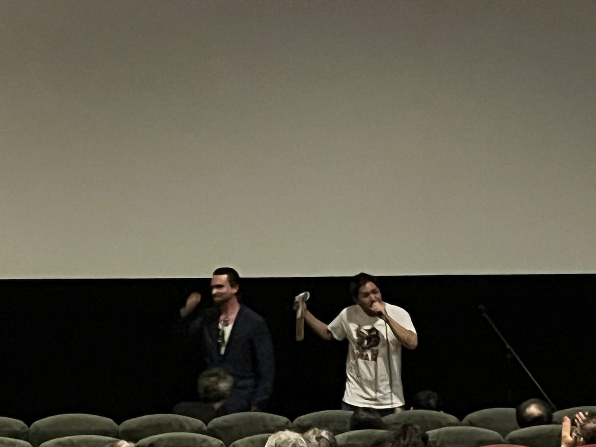 imo02_Z's tweet photo. 『プリミティヴ・ウォー 恐竜戦���』
原作者 イーサン・ペッタス氏が挨拶に来たよ！日本を舞台にすることはあるのか？の問いに原作は6巻まで出ていてベトナム戦争が終わり世界大戦に移っているので日本を舞台にする構想はあるとのこと。短かったけど貴重な話を聞けてとても良かった。 https://t.co/ImjfkDOfU2