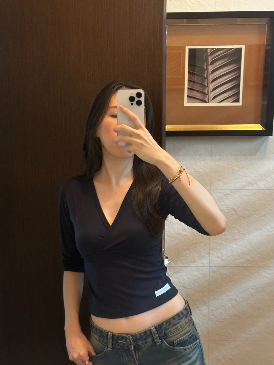tamjaichunbkk's tweet photo. ขอเชียร์ตัวนี้ด้วย เสื้อคอวีแขนสามส่วน ใส่สวยมาก ดูตัวเล็ก คอไม่เย้อออกแนวไปกับผิว ผ้านุ่มและยับยาก 200 กว่าบาท https://t.co/DYU93Bv9fR
