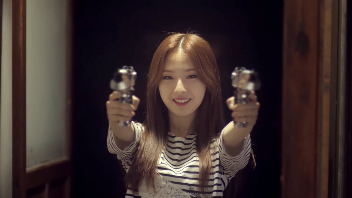 3atthu's tweet photo. carisha couldn’t remember how many members were in LOONA.. someone get the gun https://t.co/16B1NCiidU