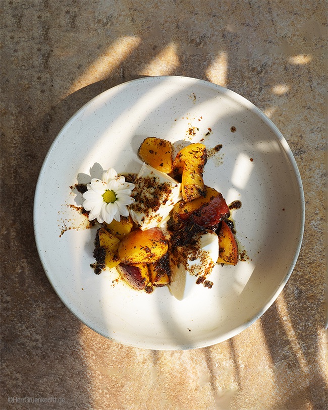 HerrGruenkocht's tweet photo. In Butter geschmorte, leicht karamellisierte Nektarine mit Zwiebelgranulat und Estragon auf Mozzarella 

https://t.co/XPR3rTzy0w

#Nektarine #Mozzarella #Zwiebel #Estragon #HerrGruenkocht #Sommer #Sommergericht https://t.co/LcQBDj1bud