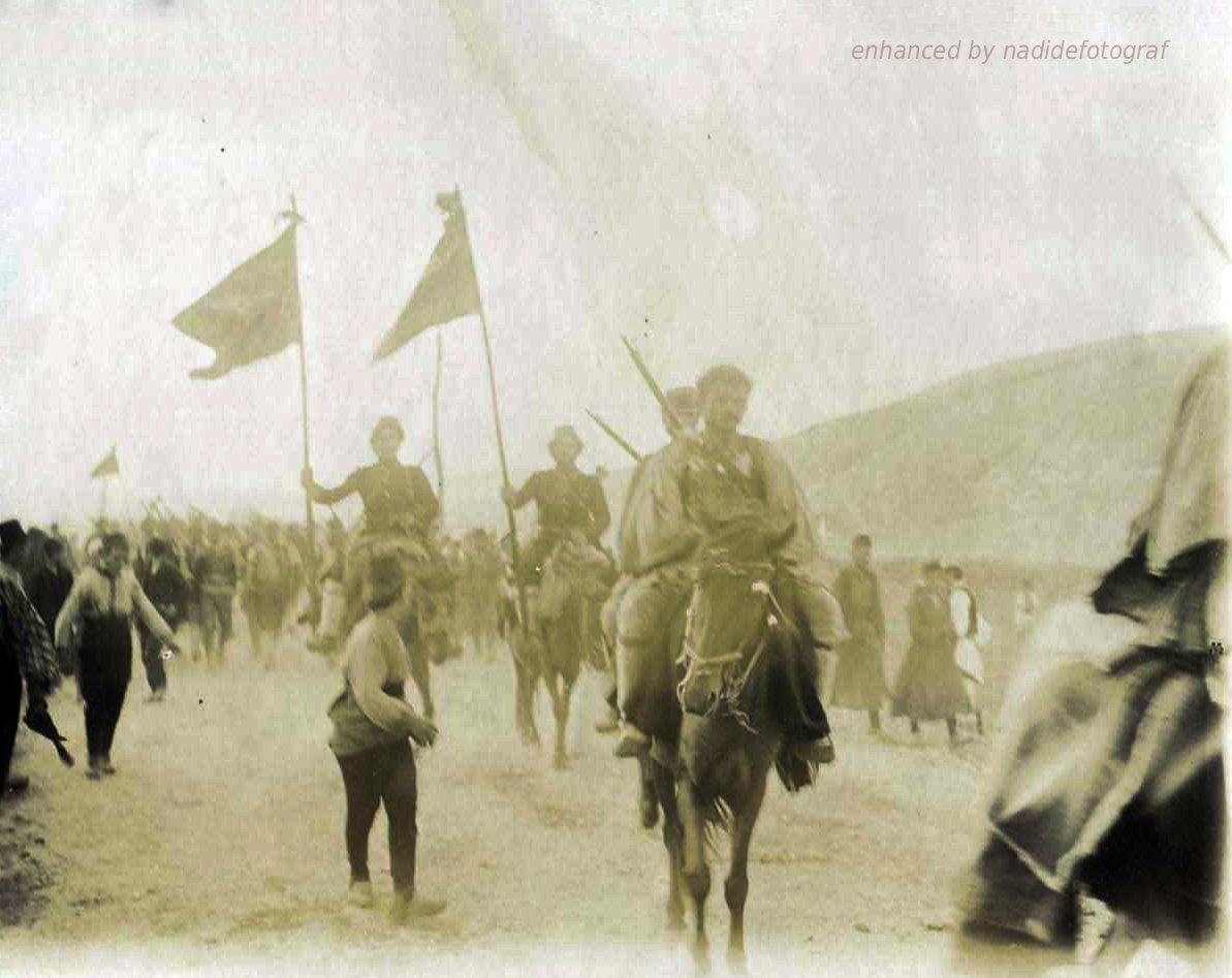 ydselanik's tweet photo. 1908 yılında Selanik'te II. Meşrutiyet'in ilanı sürecinde silahlarıyla bir araya gelen Sırp, Bulgar ve Yunan komitacılar https://t.co/eCDxVn2GNY