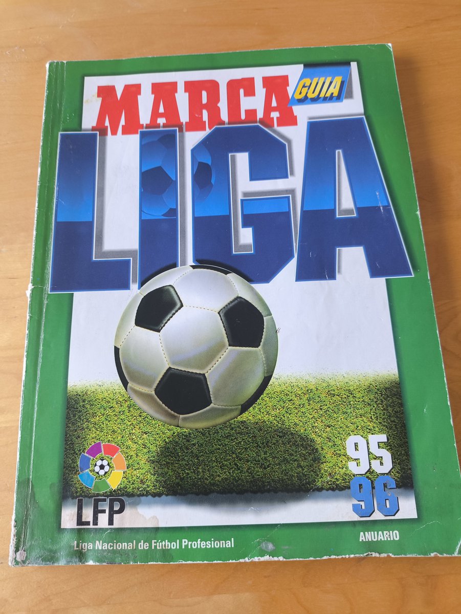 Marcador_Retro's tweet photo. 📚⚽ De aquella primera Guía MARCA a la de hoy.

1995/96 → 2026/27.

Más de 30 años separan estas dos portadas, pero la esencia es la misma: tener toda LaLiga entre las manos antes de que empiece el balón a rodar.

La primera de todas y la de hoy. https://t.co/RMk8EFcMwv