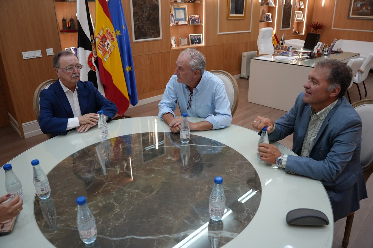 OMC_Esp's tweet photo. El presidente de la OMC, Tomás Cobo, junto al presidente del Colegio de Médicos de Ceuta, Enrique Roviralta, se ha reunido con el presidente de Ceuta, Juan Jesús Vivas, para conocer de primera mano la situación que atraviesa la ciudad autónoma y abordar el impacto que está teniendo en la atención sanitaria y en los profesionales médicos.