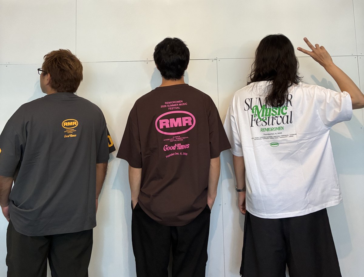 remioromen_oa's tweet photo. 明日のRISING SUN ROCK FESTIVALより、
夏フェスグッズ販売開始！

Tシャツ着用サイズ
前田　XL
藤巻  XL
神宮司  L
こちらの写真ではXLを着用しているメンバーもいますが、
メンバーは全員Lサイズがジャストサイズです。
※少しゆったり目のサイズ仕様です。

詳細なサイズ等はこちら
https://t.co/X4GKHb8NF0