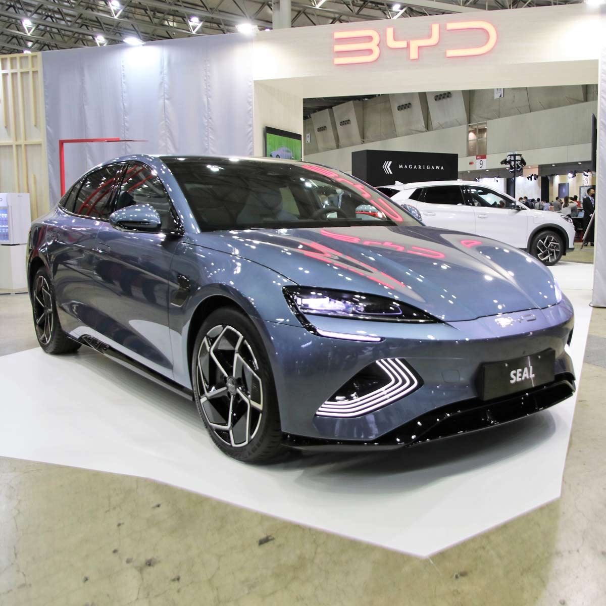 hikaruganji's tweet photo. 中国メーカーのBYDの外交官ナンバーを着けた車が、高速道路で思いっきり、煽り運転をしていました。日本の交通ルールが守れない中国人は国に帰って、日本の交通ルールを勉強してから、運転して下さい。 https://t.co/3vHX7nMyu5