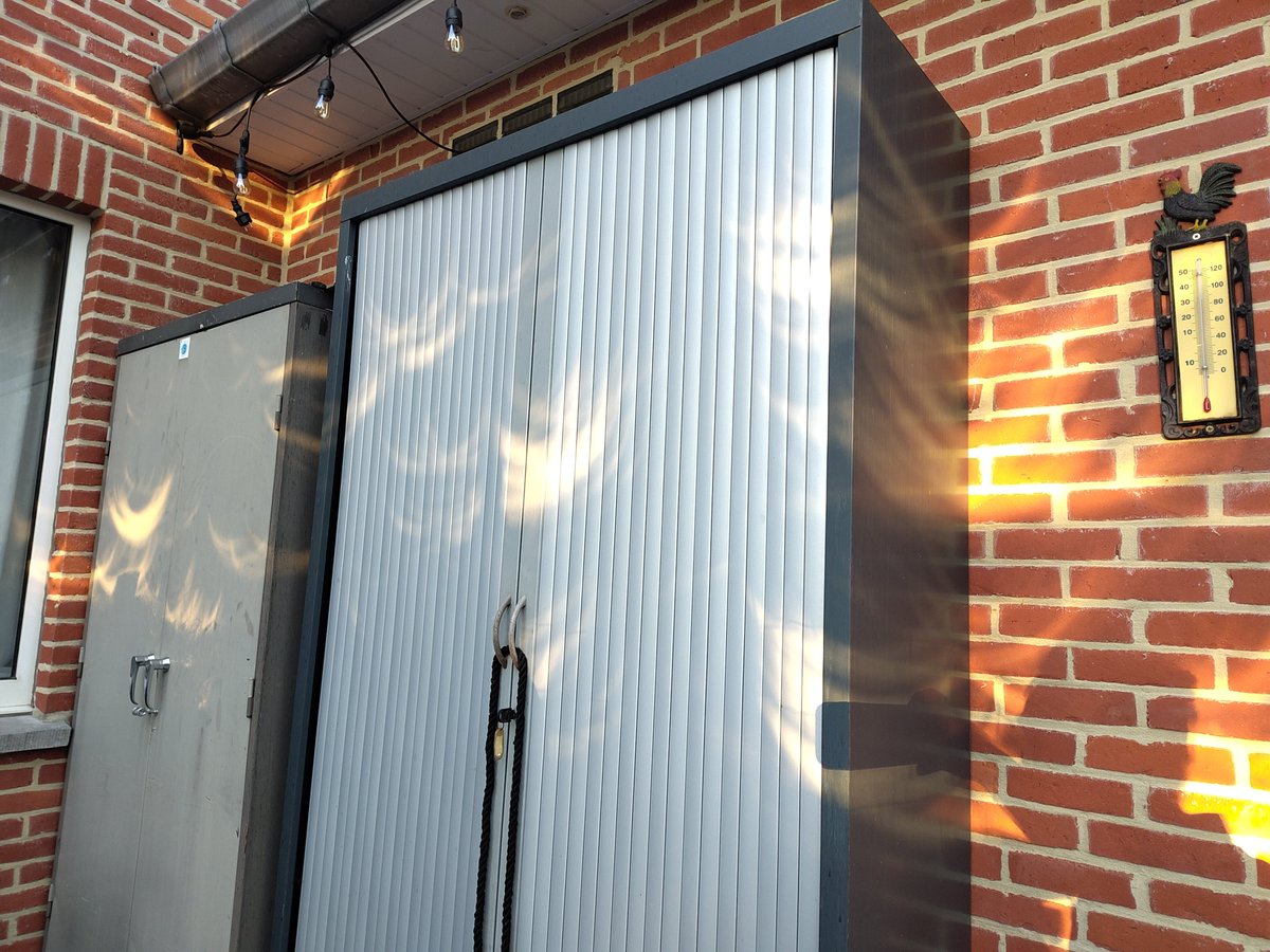 KermtStroomt's tweet photo. Ja, 100% is totaal iets anders dan 90%. Wij hadden gewoon gezellige plantbased elektrische bbq op uitgestelde zonnestroom. 
Zonder eclipse bril madness en vliegtuigreis 😎.
#SolarEclips #RootsOfHeaven https://t.co/629lcI9v0P