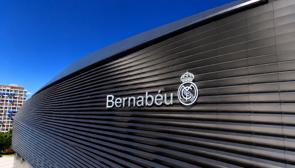 RMadrid1902new's tweet photo. Hoy se llevará a cabo la instalación del escudo y las letras en la fachada del estadio Santiago Bernabéu. Tan solo se pondrá el nombre “de marca” del estadio. BERNABÉU.
Día importante https://t.co/L1mz51MfIo