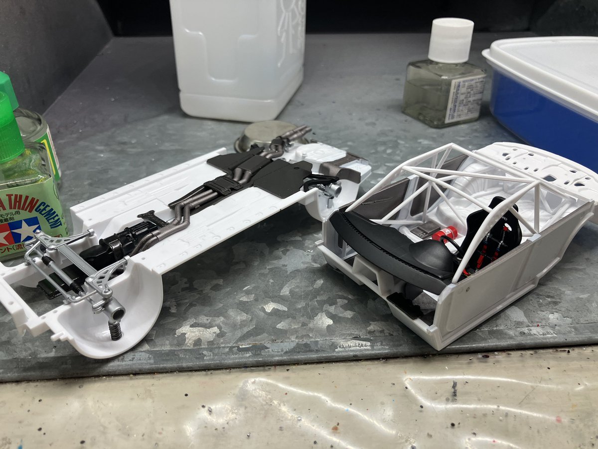 Yorunuko's tweet photo. 内装と車体の組立て、ヨシ。
後は、ブレーキディスクの塗り分け待ち。

次の作業は、窓枠の塗装とクリアー塗装です。マスキング再開かー。 https://t.co/sH6JactXki