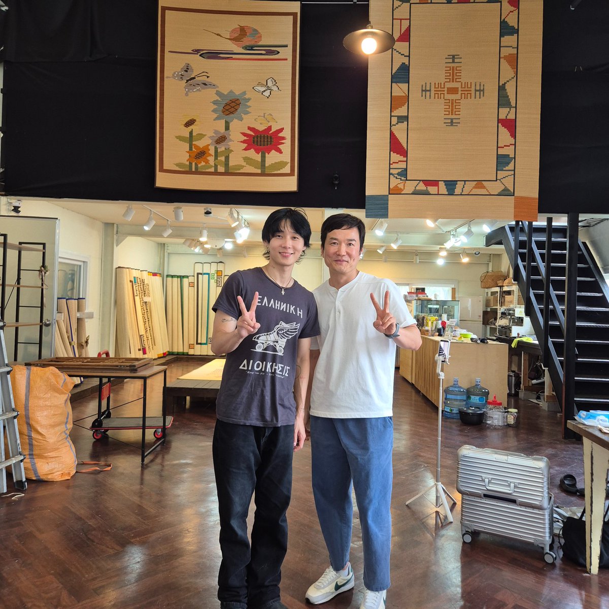 hyojongpromo's tweet photo. 260811 hwamunseok insta post 

DAWN visited the exhibition RE:WEAVE/LEGACY before its opening. The artist Hwa Munseok will be the subject of his next video. 

#DAWN #던 #Hyojong #김효종 #イドン #金晓钟 https://t.co/o9SGXO0Jfp