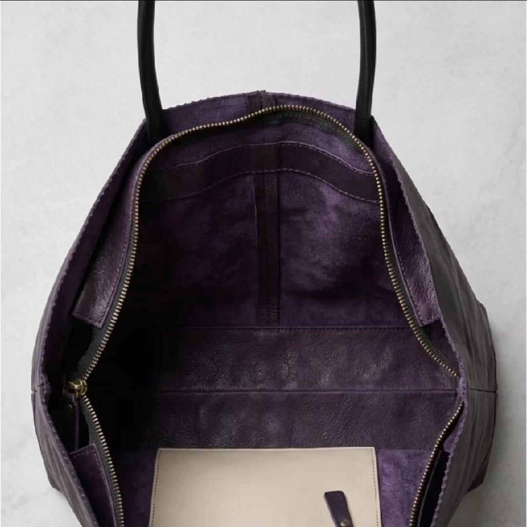 rdiyah0213's tweet photo. KENALAN ngga ? 👋🏻😄 
Totetag local brand by Abekani kulit sapi asli since 2009 yg masih eksis. Mode cemplang cemplung, ngga bikin sakit pundak apalagi sakit hati 🙈, muat laptop sampai 14inch, tahan banting dan cuaca, hingga tahan hujatan 🫣. Ada 4 warna nih😍 https://t.co/ILaszQA2j9