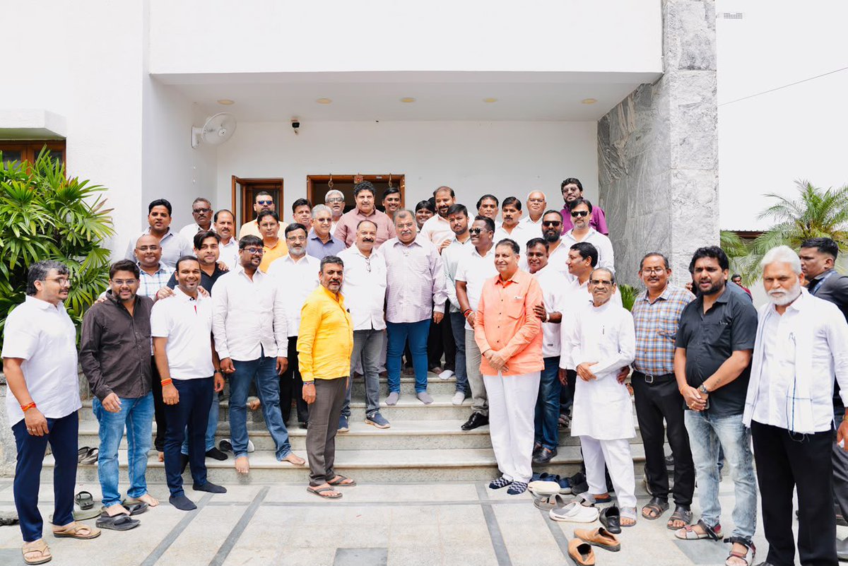 RaviDadaChavan's tweet photo. नागपूर पदवीधर मतदारसंघ निवडणुकीच्या अनुषंगाने सुरु असलेल्या विदर्भ दौऱ्यादरम्यान भाजपा आमदार विनोद अग्रवाल यांच्या घरी सदिच्छा भेट दिली. यावेळी अग्रवाल कुटुंबीयांनी मन:पूर्वक स्वागत केले.

याप्रसंगी प्रदेश सरचिटणीस आमदार डॉ. संजय कुटे, विभागीय सहसंयोजक आ. प्रवीण दटके, आ. विजय रहांगडाले, आ. संजय पुराम, आ. परिणय फुके, आ. संजय भेंडे, विभागीय संयोजक दिनेश सूर्यवंशी, माजी खासदार सुनील मेंढे यांच्यासह इतर मान्यवर उपस्थित होते.

#Nagpur #BJPFamily #BJP4Maharashtra #RavindraChavan