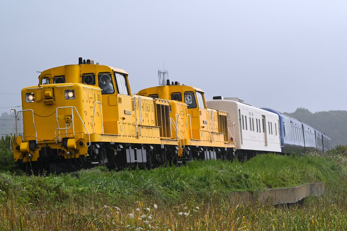 OSATSU_LINER's tweet photo. 2026年8月13日（木）
室蘭本線 黄金〜稀府
9032レ 団体臨時 HOKKAIDO ～NORTHERN COASTLINE～ 函館行

黄金海岸を駆け抜けていくロイヤルエクスプレス
天気はちょっと荒れ目でしたが、雄大な内浦湾を列車はぐるりと回って函館を目指していきます https://t.co/h7ht0s9KRW