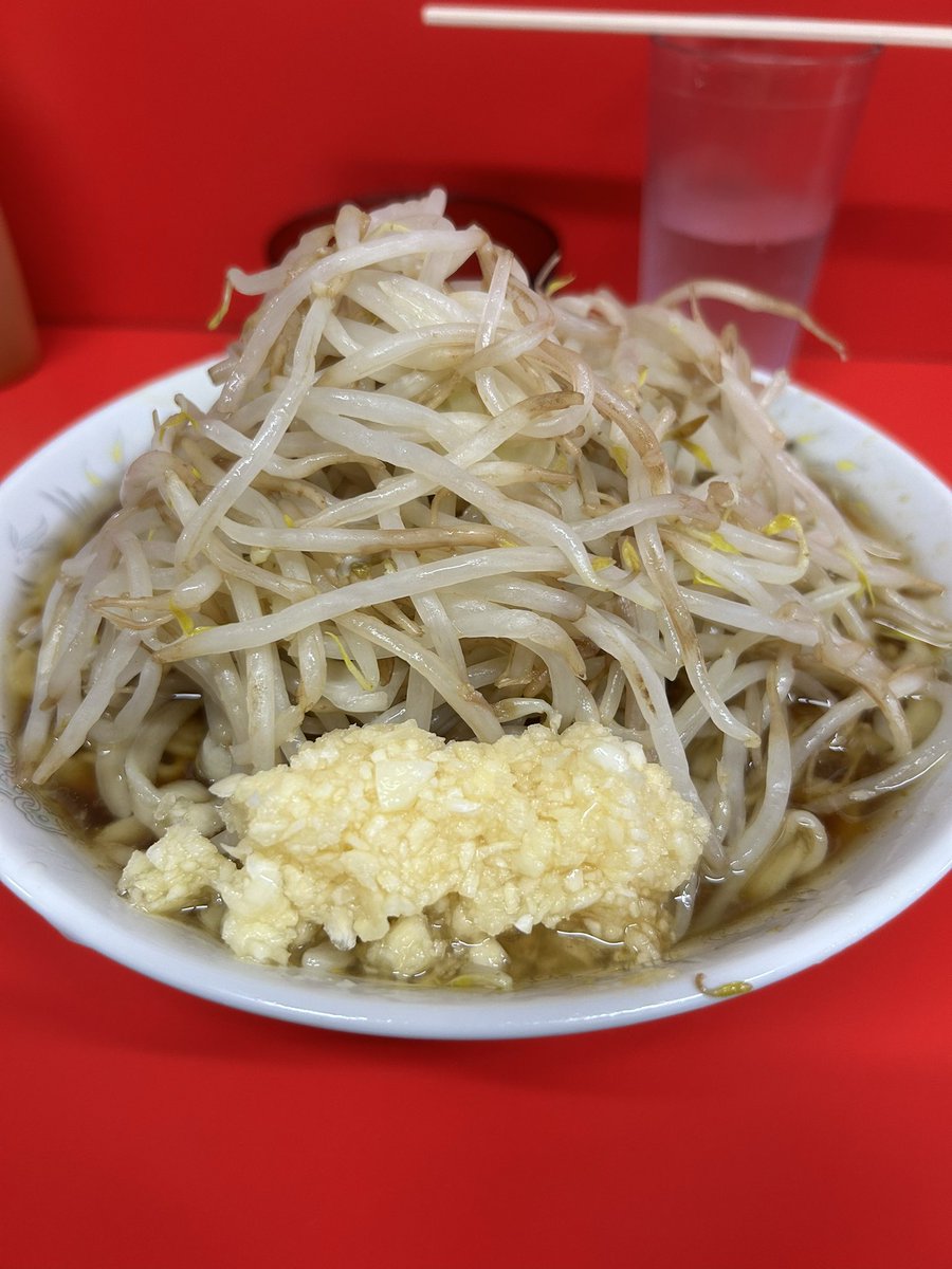 tabearuki3712's tweet photo. 壺屋の二郎

初めて行ってコールってみんなどんなしてんだ🤔盗み聞きしたろって思ってコールはニンニクのみ

生卵付けてちょうど1000円でお釣りなし

開店5分前から並びで30分猛暑の中待ってたので鞄などは車に置いて1000円握り締めて待ってもいいかなと

これが二郎かと感動しながら啜りまし文字制限 https://t.co/IuRRBbtYqD