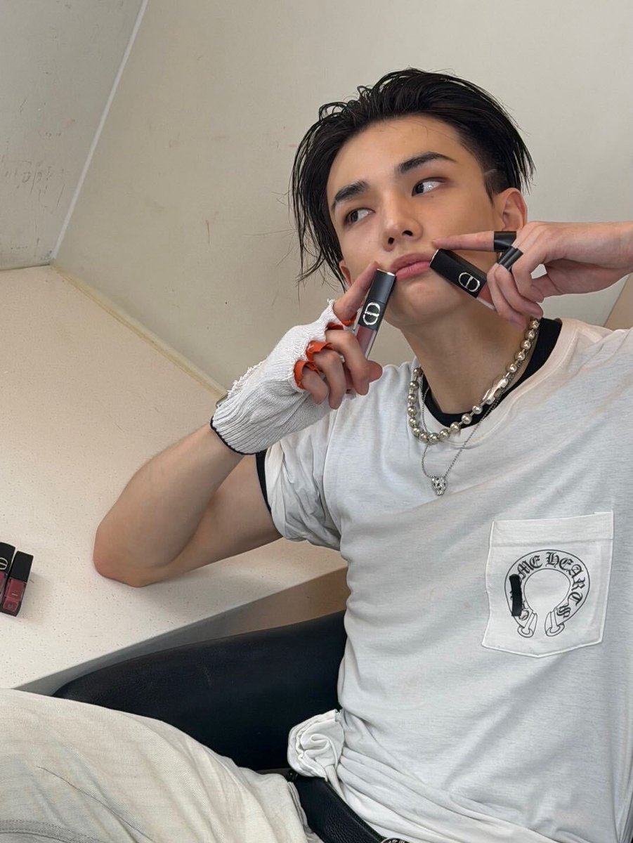 spearhyunnie's tweet photo. hyunjin instagram update: "steady ready. matte is the new black" https://t.co/YJoD0DJUmp