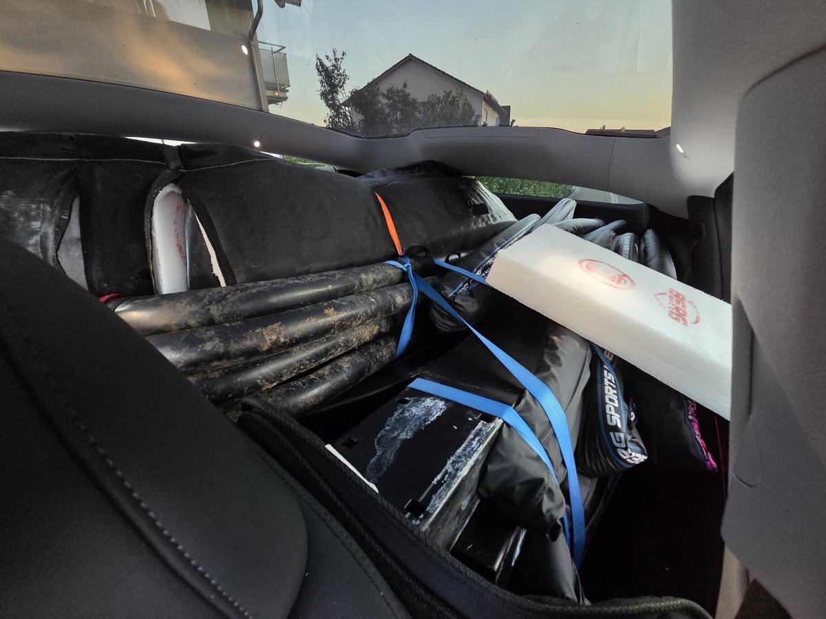 Bassmaster187's tweet photo. Ich habe gestern ein Profi Trampolin 5x3m abgeholt.  Das Monster hat komplett im Tesla Model Y reingepasst. Ich bin schwer beeindruckt. Wir haben dann bis 2 Uhr Nachts das Ding aufgebaut. Mein Sohn ist happy. https://t.co/HgPLpENwWc