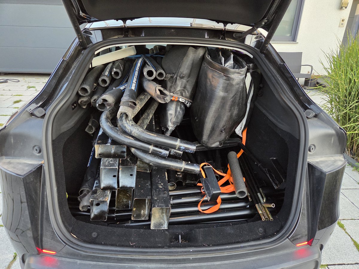 Bassmaster187's tweet photo. Ich habe gestern ein Profi Trampolin 5x3m abgeholt.  Das Monster hat komplett im Tesla Model Y reingepasst. Ich bin schwer beeindruckt. Wir haben dann bis 2 Uhr Nachts das Ding aufgebaut. Mein Sohn ist happy. https://t.co/HgPLpENwWc