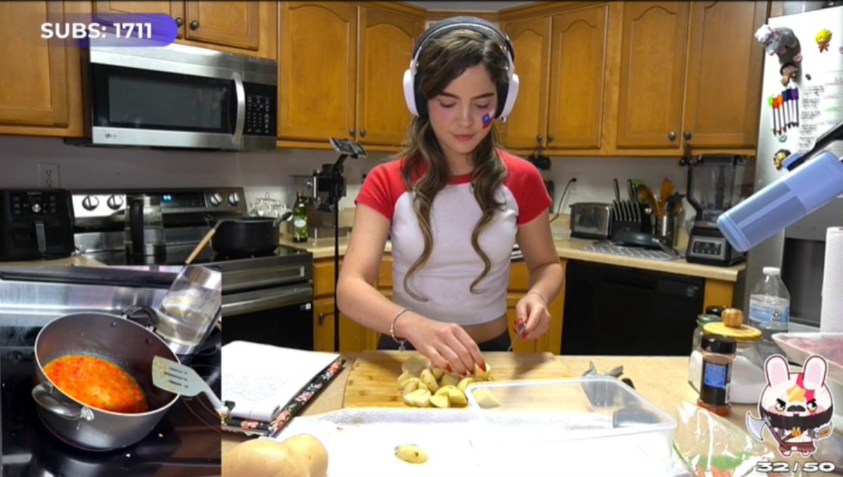 FreddyCh22's tweet photo. Fue un gram strim de cocina, se preparó: Charquican, un platillo de Chile que te quedó sabroso. @staryuukiii linda noche y #BunnyArmy un gran jueves. https://t.co/1qP5P5btGc