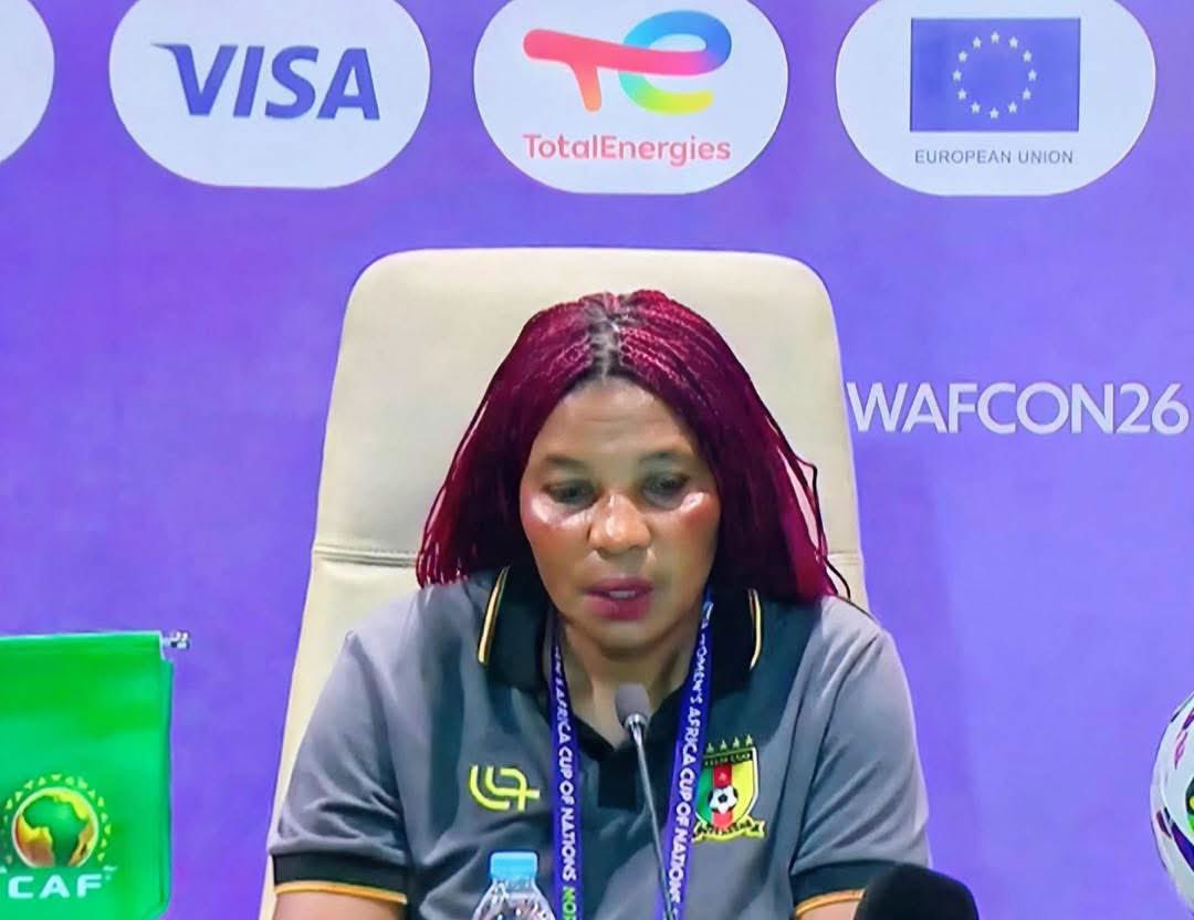 LEquipe237's tweet photo. 🔴 Valentine Nguele en conférence de presse d’après match : 🇨🇲🦁 #lequipe237

« Nous, on sort de très loin. Nous sommes des gens qui ont été repêchés donc on se met pas la pression. On va match après match et on remet tout au seigneur […] En tant que femme, c’est une fierté de voir ce parcours. Je veux également montrer à mes sœurs qui exercent ce métier qu’il faut aller jusqu’au bout. Ce n’est pas du tout facile. Acceptez de vous former et résistez à toutes sortes de tempêtes. Je dédie cette victoire à toutes les femmes entraîneures […] Merci à l’Éternel Dieu, Il est merveilleux. Merci également au peuple camerounais qui nous a poussées et soutenues » 🇨🇲

[Mediatude]