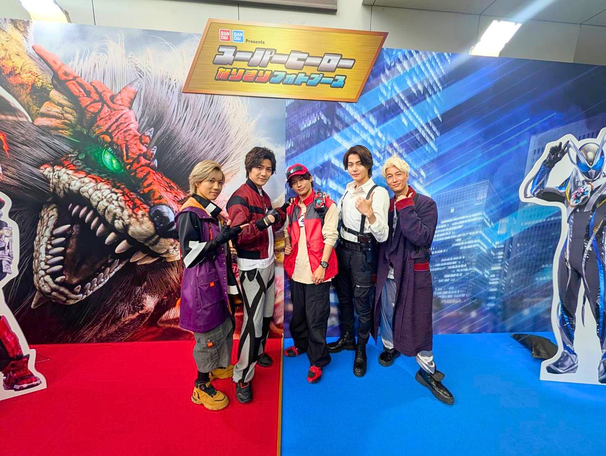 tokusatsu_ex's tweet photo. 【BANDAI Presents スーパーヒーローなりきりフォトブース】
#今井竜太郎 #天野浩成 #長田光平 #安井謙太郎 #楢原聖 のみなさんもブースに行きました🏃🏃

まだ行ってない人も��行った人も
たくさん写真を撮りに行きましょう😊
ボードには楢原さんのサインも！ https://t.co/xvzUKo3kXD