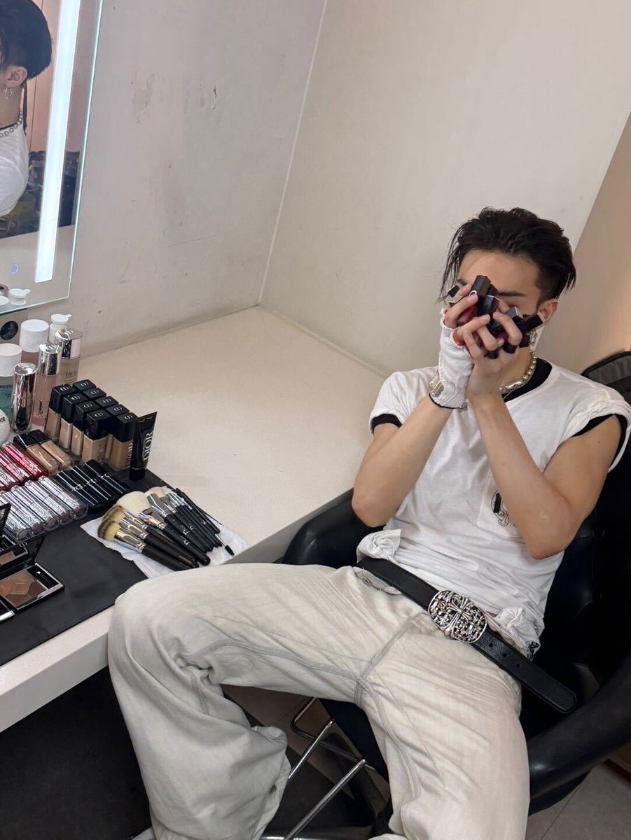 havenfiIm's tweet photo. #hyunjin instagram update 

“Stage Ready. Matte is the new black #ad #DiorMakeup #RougeDiorOnStagelnkBlurMatte #217” https://t.co/gKF5cQfHFG