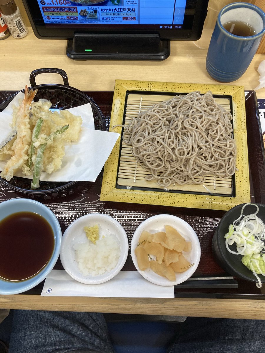 pikasooa's tweet photo. お盆休みに入りました、お天気が不安定でちょっと残念😢雷⚡️も鳴っていました
ランチは天やさんで、天ぷら藪そばセットを頂きました、個人営業のお店はお盆休みしてるかな？
ドジャース対ロイヤルズ戦スイープしました、大谷選手27号逆転ホームランをかっ飛ばしました‼️
今のところ気温が低くて助かる https://t.co/xalAolv6yU