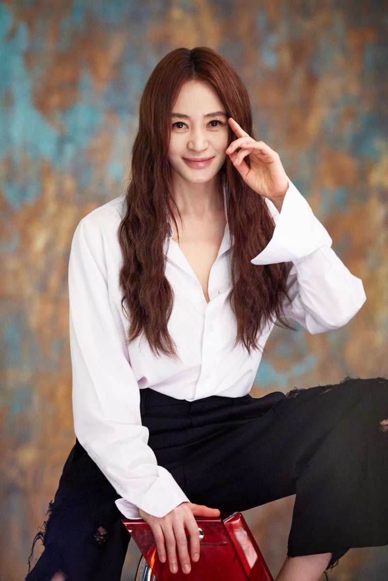 kimhyesoos's tweet photo. is she trying to attract women cuz its working https://t.co/k0650BIg9s