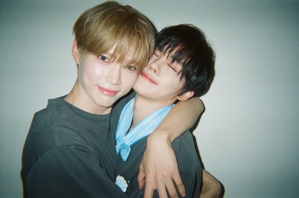 loserbots's tweet photo. happy birthday my vale!! i hope this year brings you so much good health happiness and luck! 🍀🍎🐰🎀🤍🐝 see u soon!!

HAPPY VALE DAY<3 
#23_love 
#PrettyVal
#4Val4Val
#23Degrees
#OursTrulyVal
#Angel23
#JisungsDreamVal
#PinkGoesGoodWithVal https://t.co/kfuM3eKPJC