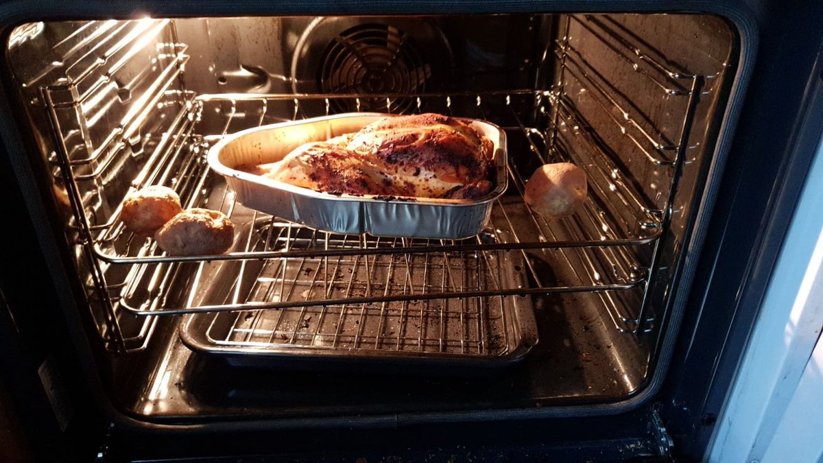 followthewabbit's tweet photo. @DailyPicTheme2 Roast chicken and #baked potatoes https://t.co/JEy2XsrIoL