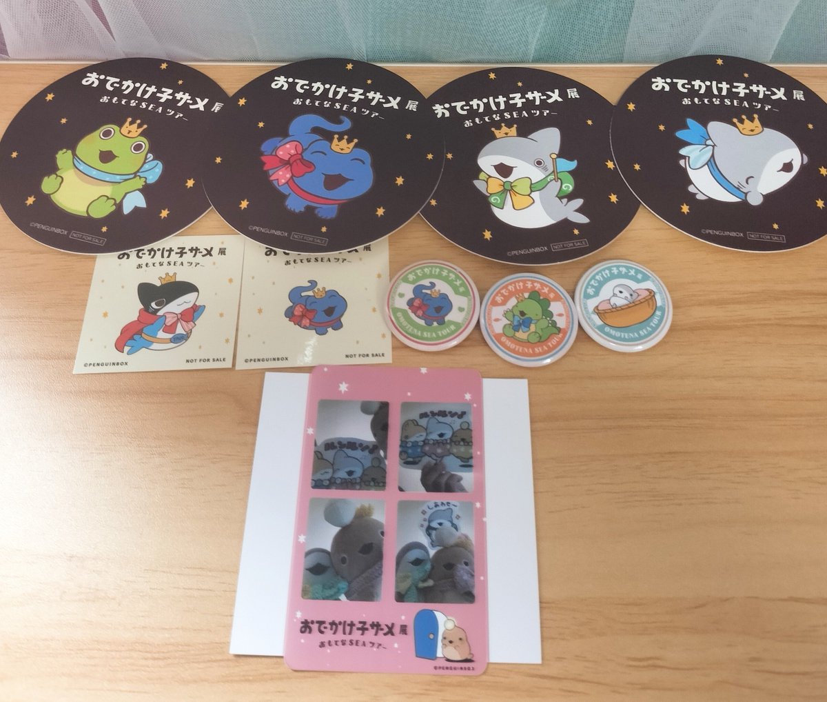 mochameloshark's tweet photo. コラボカフェと1回目の戦利品🦈
こやーんと同席したよ🦊
特典はとかげちゃんコンプしちゃった💙😆嬉しい💙
#おでかけ子ザメ展 https://t.co/ibWLzVVFeP